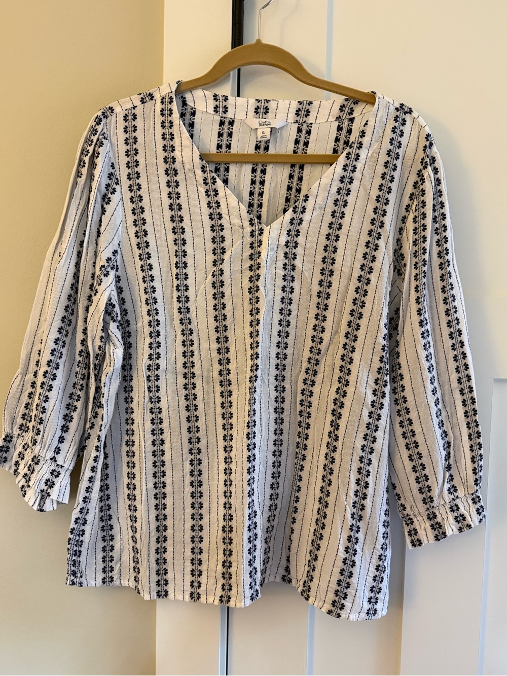 Croft & Barrow White Blue Embroidered Cotton Blend 3/4 Sleeve Top V neck XL